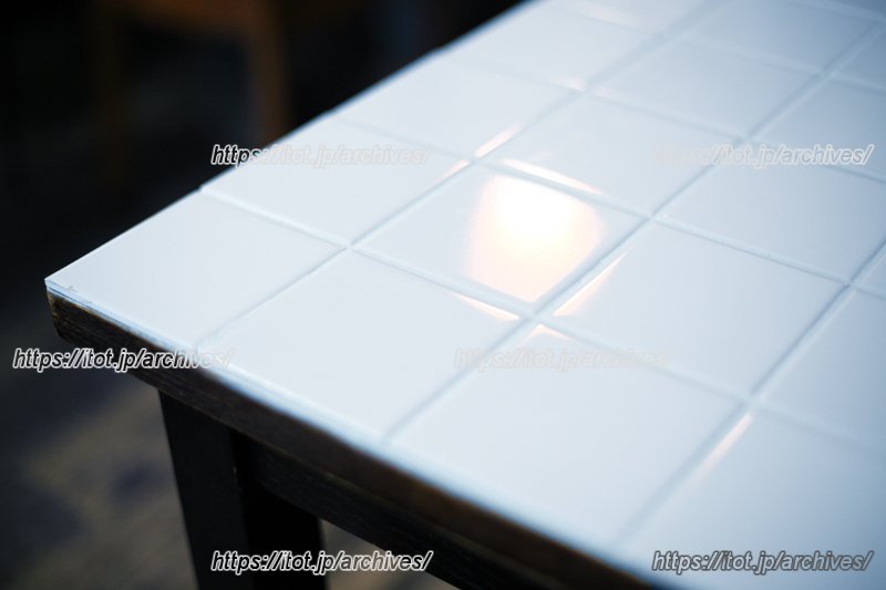 店主作成のタイルを使用した机