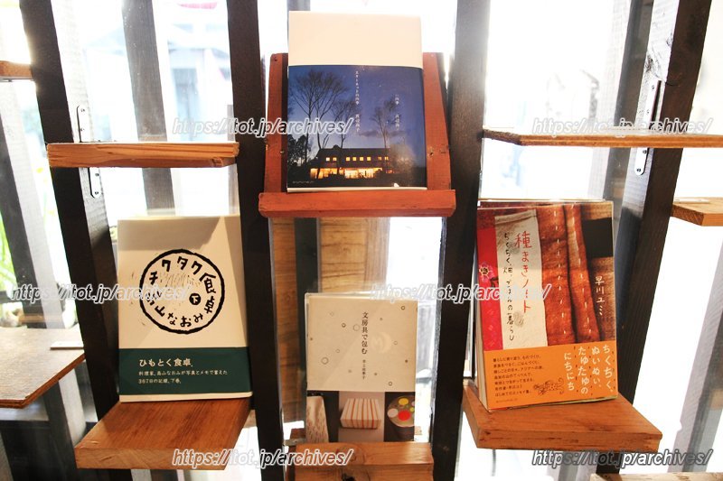 絵本や雑貨などの展示コーナー