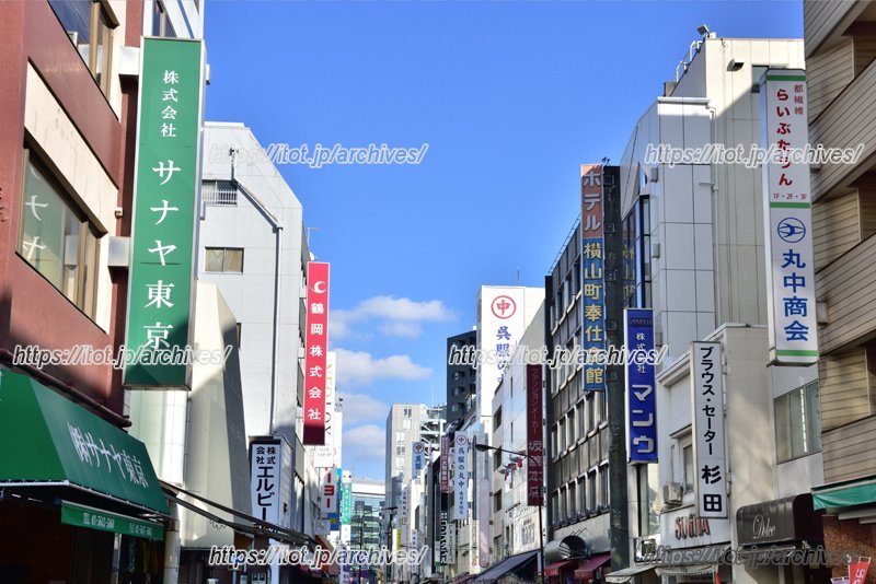 昔ながらの店舗が並ぶ