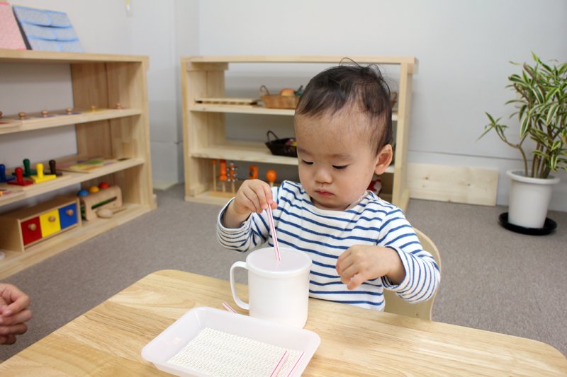 1歳児・2歳児用スペース。手先を使う教具が揃う