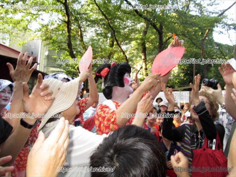 お札まきの様子