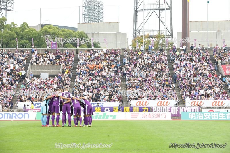 円陣を組む京都サンガF.C. の選手たち&copy;KYOTO.P.S.