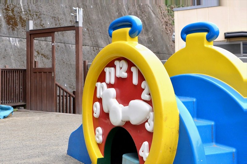 園庭には遊具がたくさん