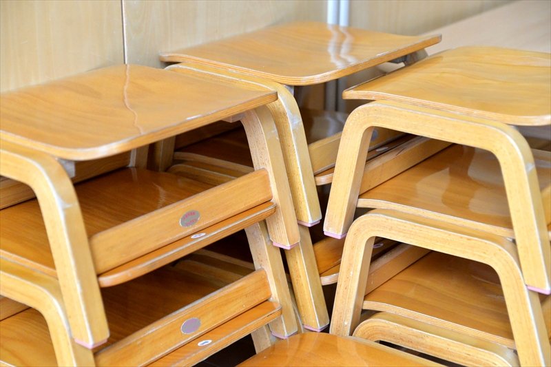 背もたれのない椅子