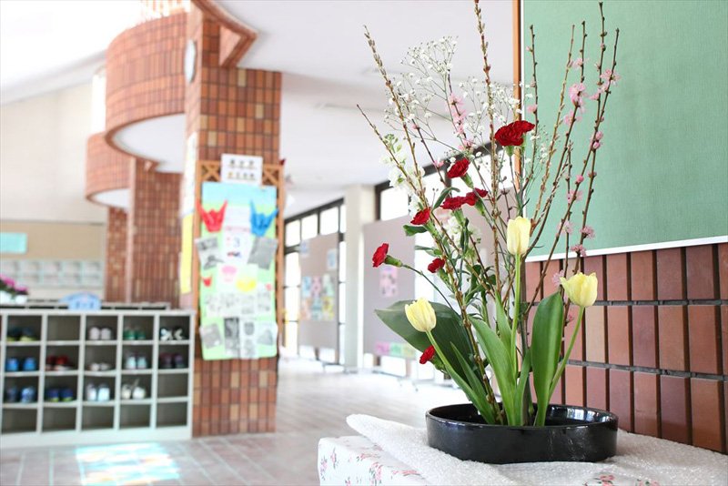 赤レンガが印象的な入口