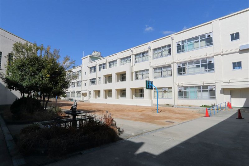 中庭にはバスケットゴール完備