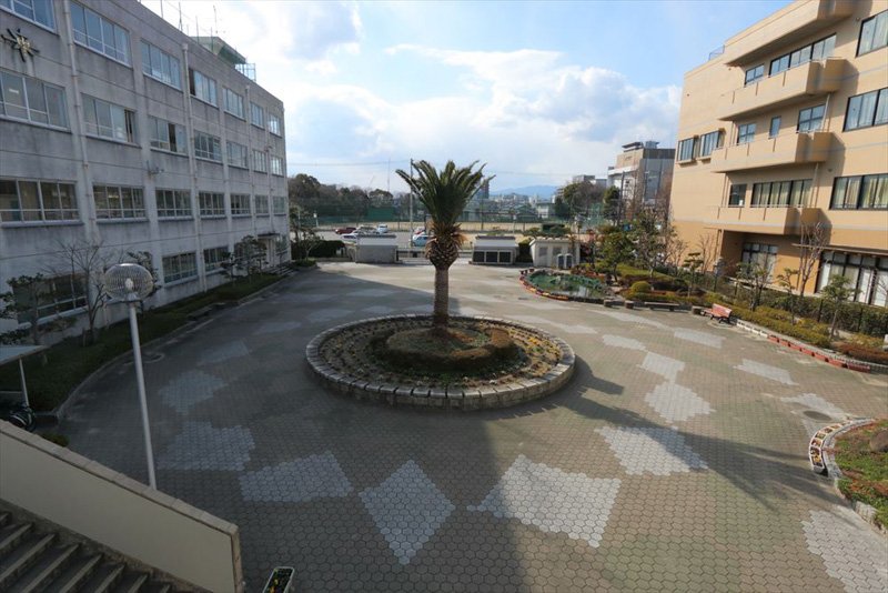 広々とした中庭にある円形の花壇