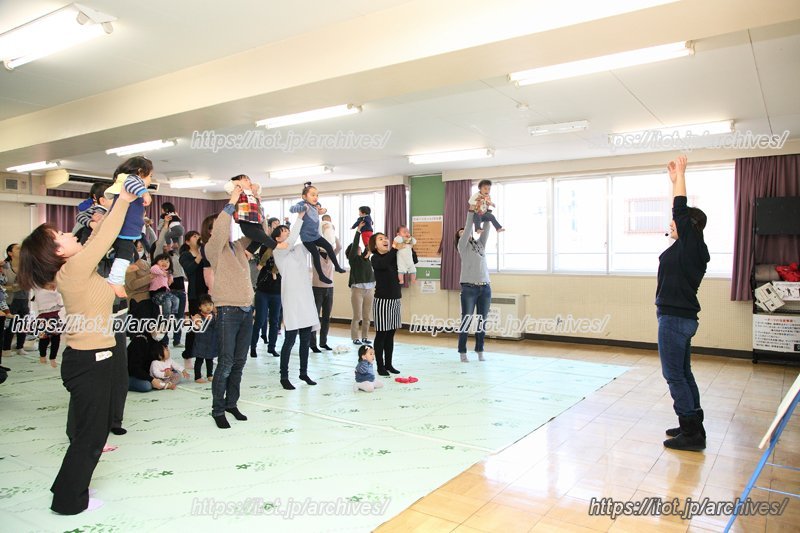 3階の「スポーツルーム」にて親子で参加できる「えいごであそぼう!GENKIDS」