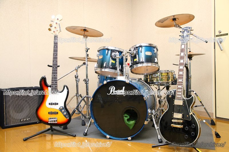 「音楽スタジオ」ではギターの貸し出しも可能。 「音楽スタジオ」ではギターの貸し出しも可能。