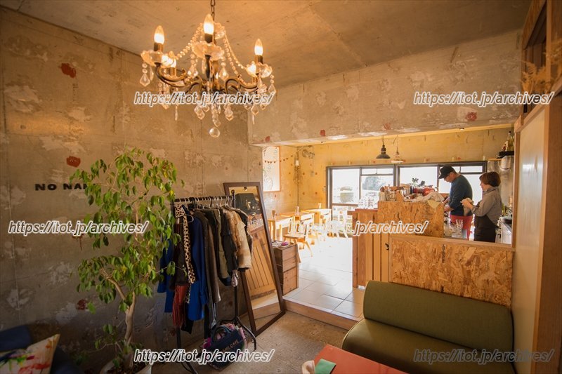 奥はシャンデリアとソファ席