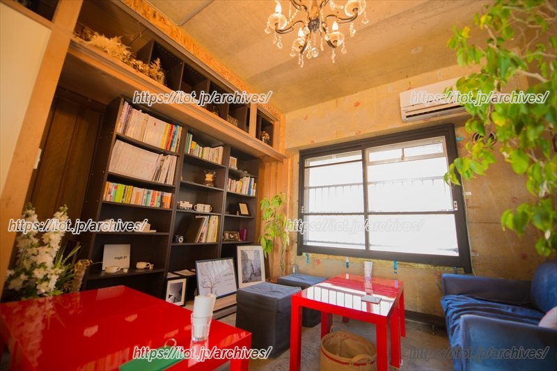 奥はシャンデリアとソファ席