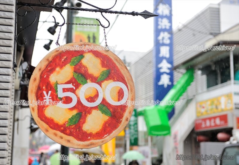 飲食店も豊富に揃う商店街