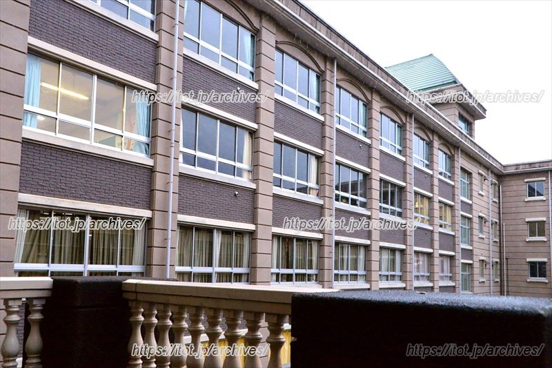 デザイン性が重視された校舎。手すりひとつを見ても装飾が美しい