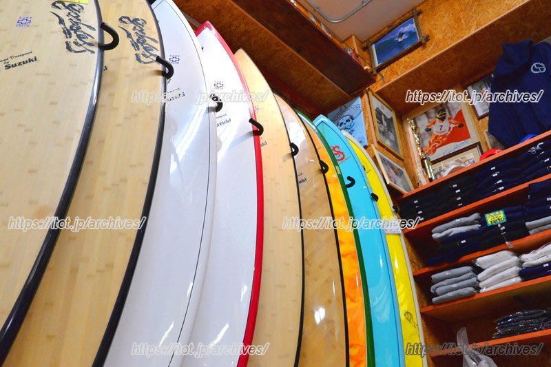 自社製のサーフボードがずらりと並ぶ「ゴッデス 茅ヶ崎本店」