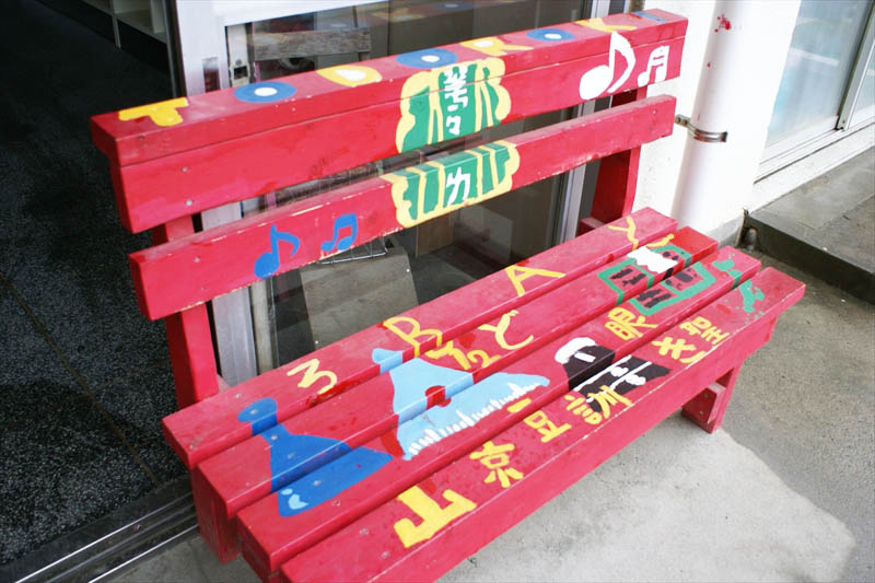 生徒が彩色したベンチ