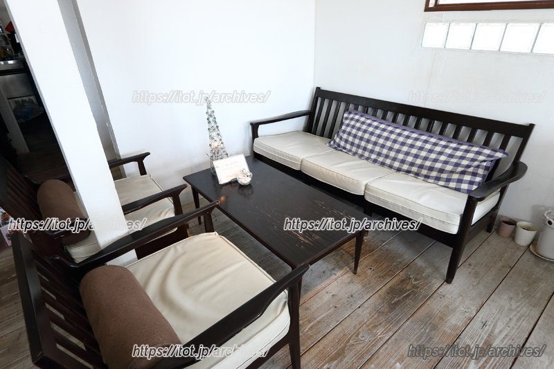 アンティーク調のテーブルが置かれたソファー席