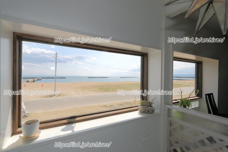 須磨の海岸を一望できる店内