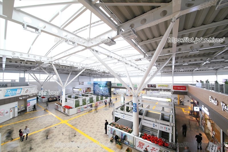 広々とした空間が広がる中央コンコース