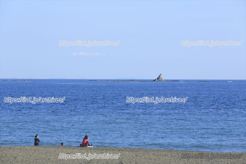 茅ヶ崎の海。先に見えるのはシンボル「えぼし岩」