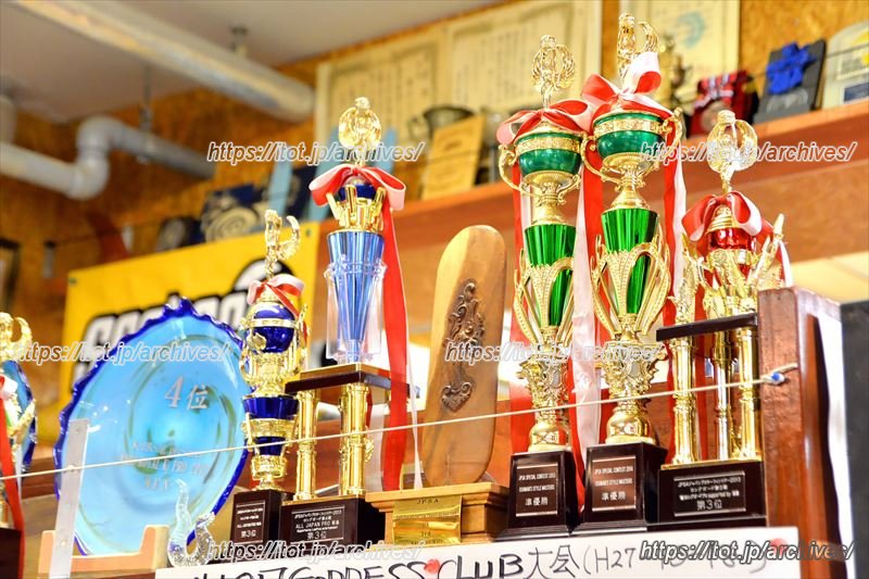 店内に飾られた、数々のトロフィーや賞状