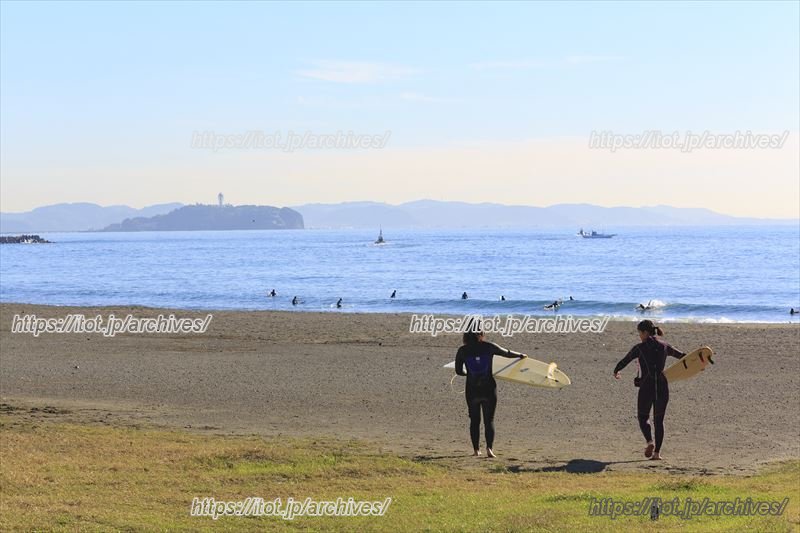様々な人がサーフィンを楽しむ茅ヶ崎の海