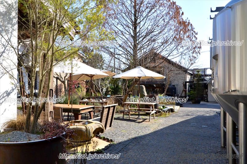 敷地内はテラススペースを中心に、酒造と複数のレストランやギャラリーが並ぶ