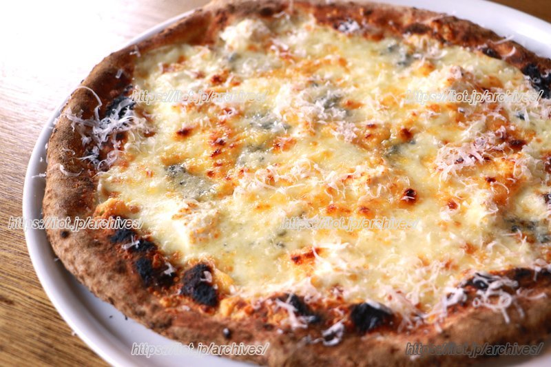 オリジナル生地のピッツァ