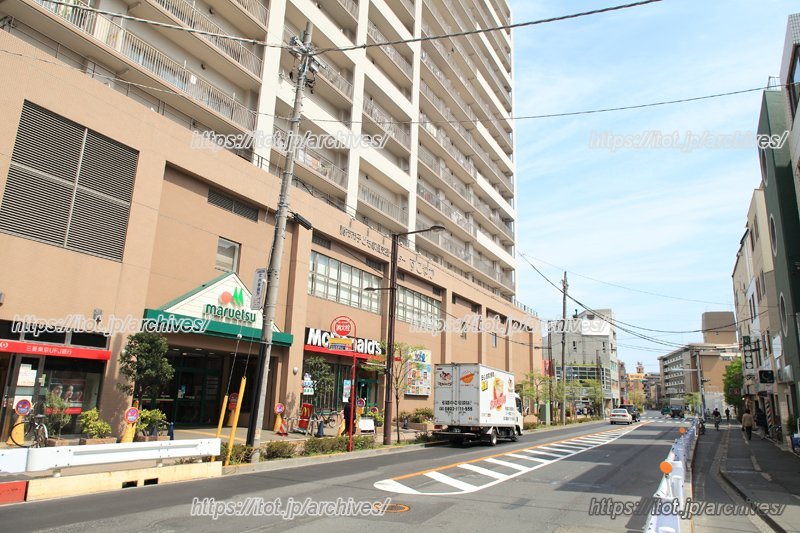 駅前からのびる狛江通り