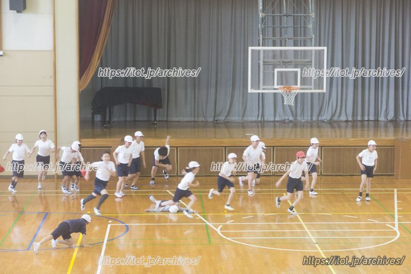 元気いっぱいに運動をする体育の授業