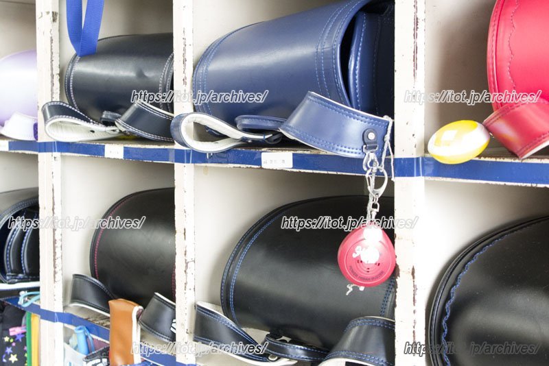 ロッカーに並ぶランドセル