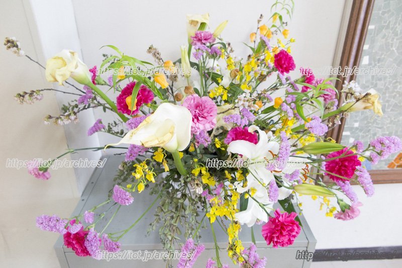 季節の花を使ったフラワアレンジメント