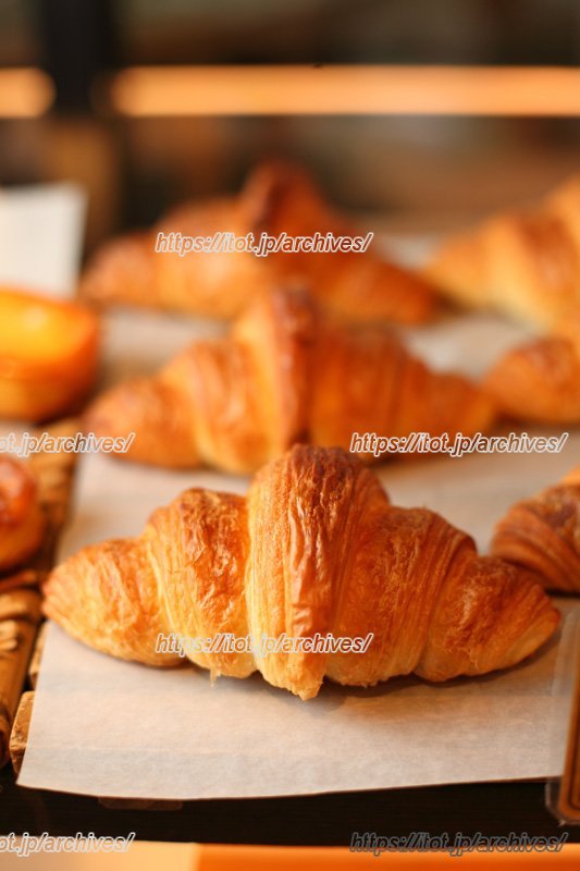 「MOKICHI Baker&Sweets」の焼き立てクロワッサン