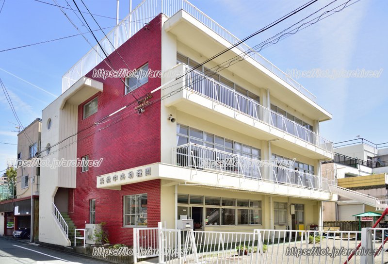 浜松中央幼稚園 伝統ある建物は、道を隔てて2棟構えている