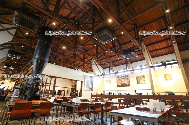 精麦工場をリノベーションした開放的な空間