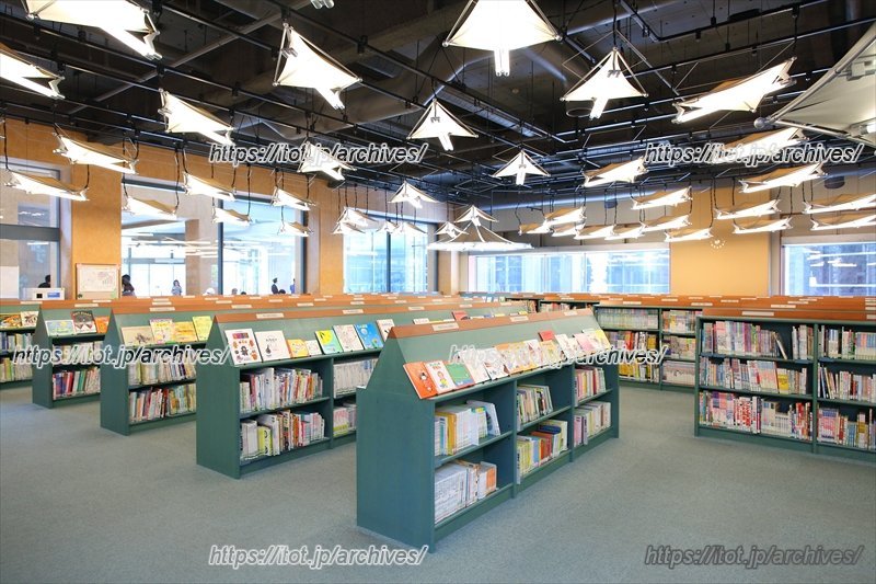 児童書もおよそ3万冊と、豊富に揃う 「こどもとしょかん」