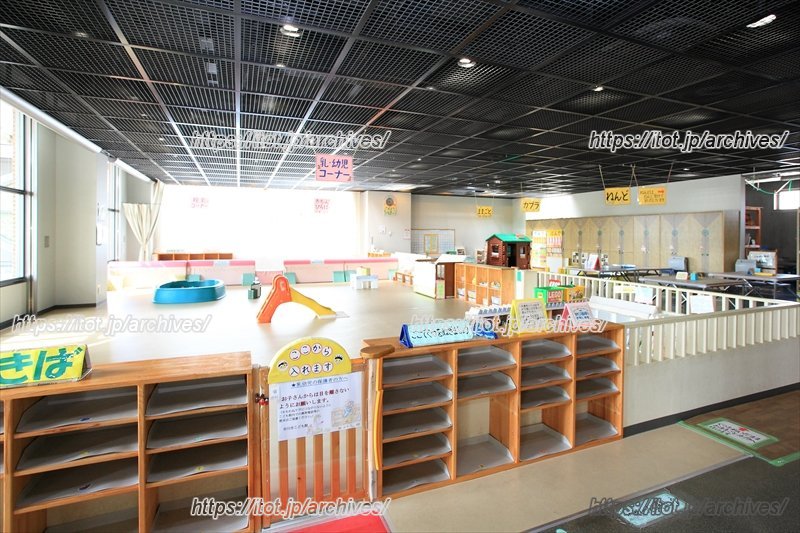 広々とした「乳・幼児コーナー」では子どもがのびのびと遊べる 「中央こども館」