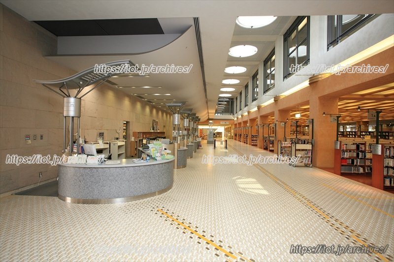 図書館の床には点字ブロックが整備されている 「中央図書館」