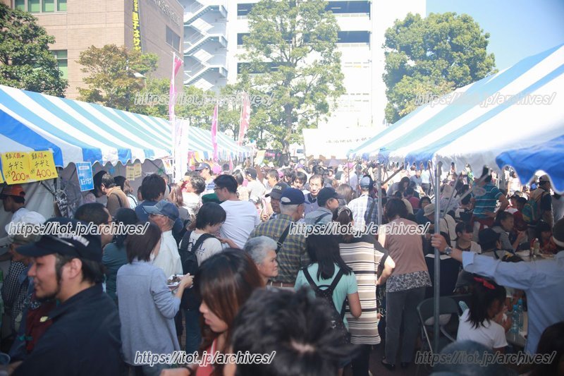 出店もあり多くの人で賑わう