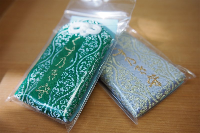 ご神木である雲立の楠の実がおさめられている「くすのき守り」