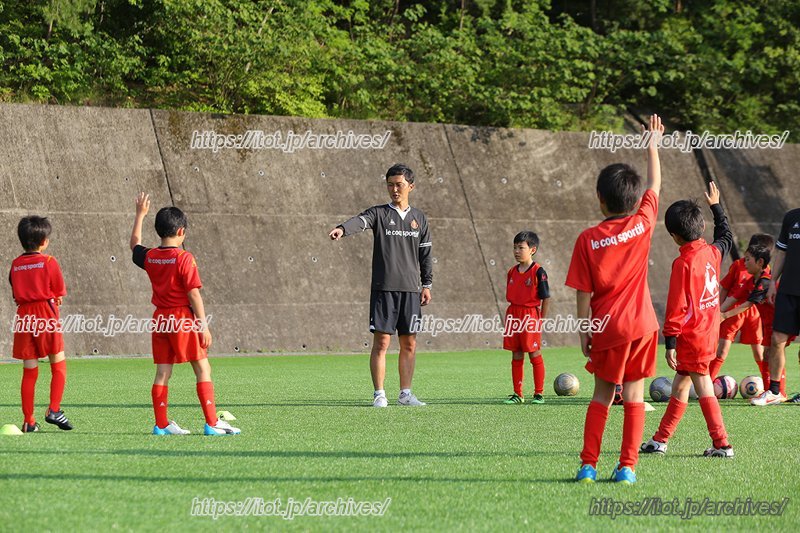 スクール生を指導する今井位彦コーチ
