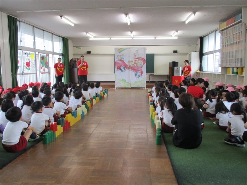 イベントでしっかりと整列して開始を待つ子どもたち