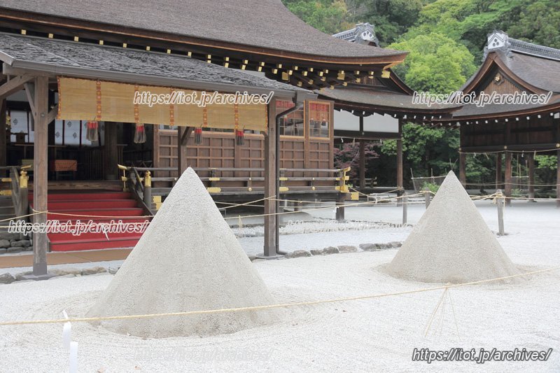 神山の木を立てていた名残りとされる「立砂(盛砂)」