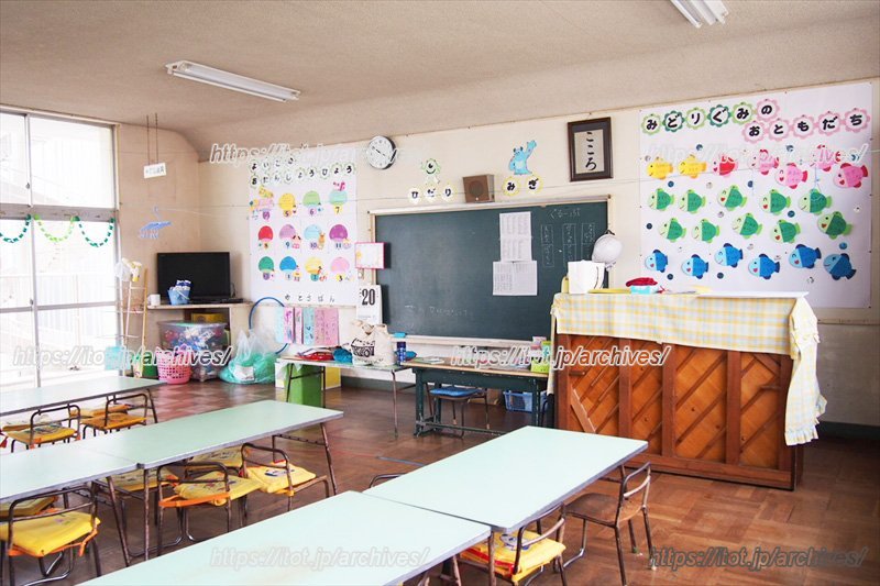 壁や窓へカラフルに彩られた園児が過ごす教室