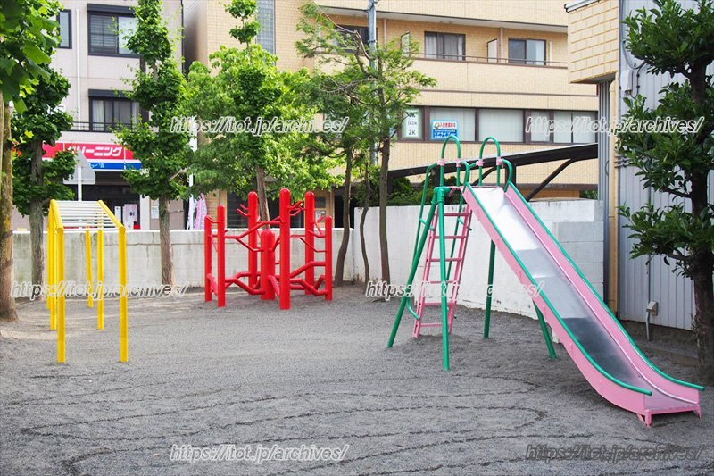 校舎の目の前にある校庭には、安全な遊具を設置