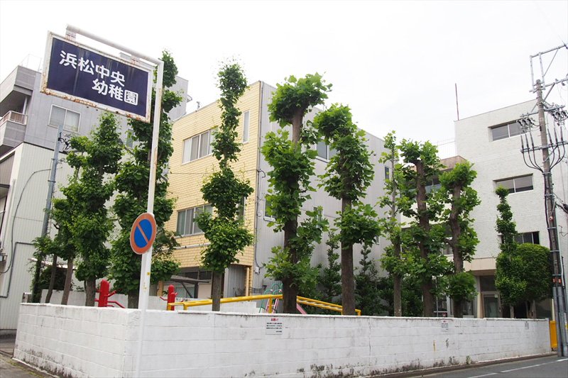 囲い込むことなくオープンな雰囲気の幼稚園を、地域住民が見守ってくれる