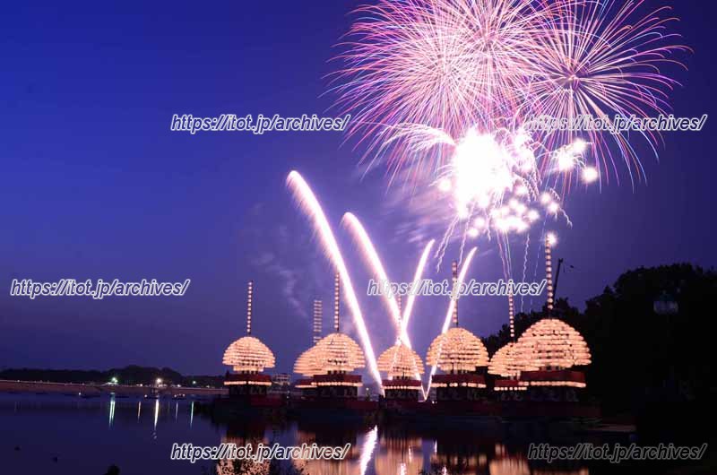 花火と7隻の提灯舟がコラボする「三好池まつり」
