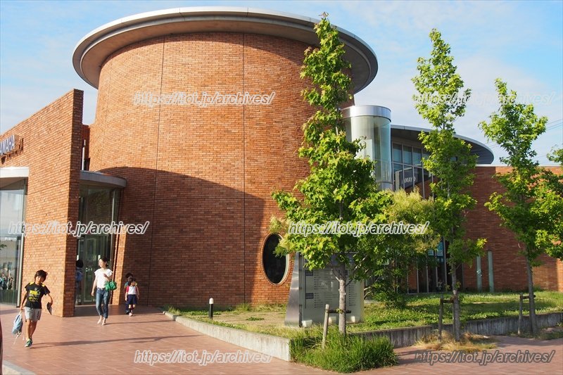 柳通りに一際存在を放つ、美しいフォルムの建物 柳通りに一際存在を放つ、美しいフォルムの建物