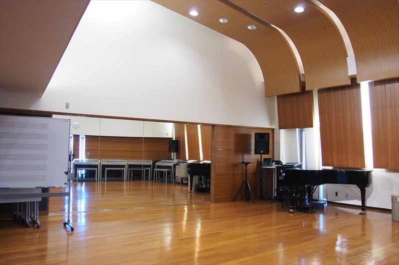 2階建ての建物には25室を用意。演奏会を催すことができる大きなホールも