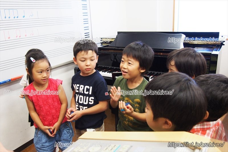 いろんな楽器を取り入れるレッスンに、笑顔でトライする子どもたち