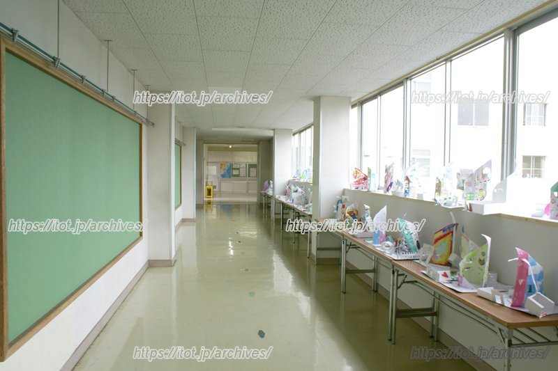 子どもたちの作品が並ぶ廊下